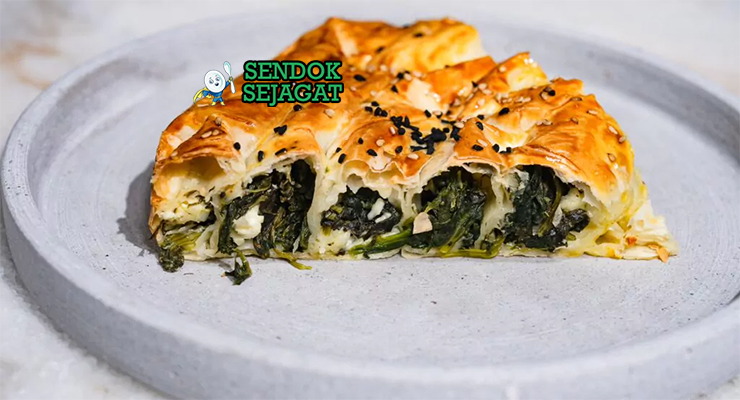Börek filo golden flaky isi spinach feta cheese atau minced meat potong segitiga yogurt dill