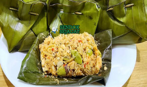 Botok bungkus daun pisang terbuka isi kelapa parut teri pete tempe kuah santan nasi sambal