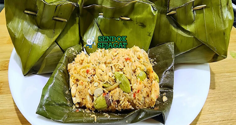 Botok bungkus daun pisang terbuka isi kelapa parut teri pete tempe kuah santan nasi sambal