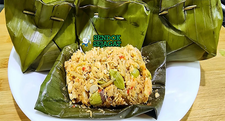 Botok bungkus daun pisang terbuka isi kelapa parut teri pete tempe kuah santan nasi sambal