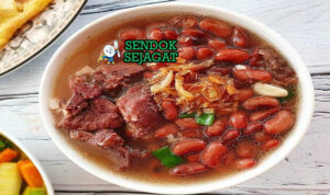 Brenebon Gurih Hangat Khas Manado Brenebon sup kacang merah kental daging babi kaki babi cengkeh kuah gurih nasi putih sambal roa