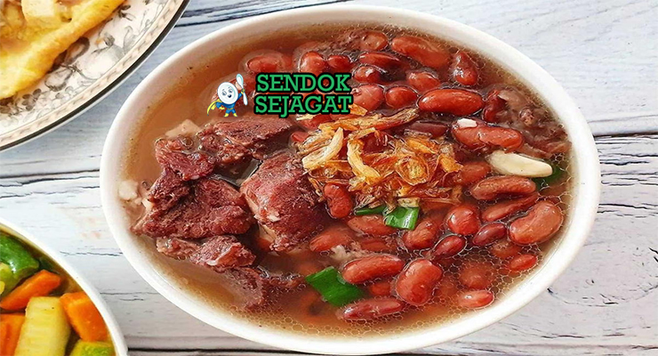 Brenebon sup kacang merah kental daging babi kaki babi cengkeh kuah gurih nasi putih sambal roa