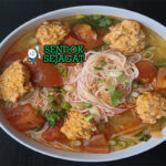 Bún Riêu kuah bening merah gạch cua mengapung mie putih tauge telur daun bawang bánh đa cua