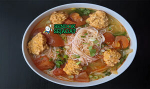 Bún Riêu Gạch Cua Juicy Khas Hanoi Vietnam Bún Riêu kuah bening merah gạch cua mengapung mie putih tauge telur daun bawang bánh đa cua