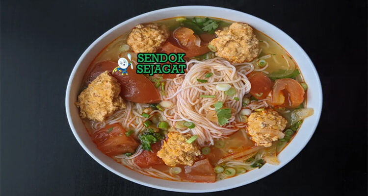 Bún Riêu kuah bening merah gạch cua mengapung mie putih tauge telur daun bawang bánh đa cua