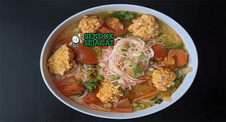 Bún Riêu kuah bening merah gạch cua mengapung mie putih tauge telur daun bawang bánh đa cua