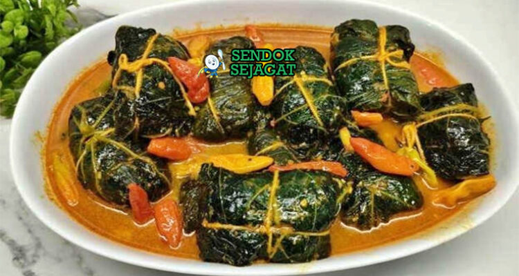 Buntil daun singkong bungkus isi kelapa parut teri kuah santan kuning cabe rawit nasi lalapan