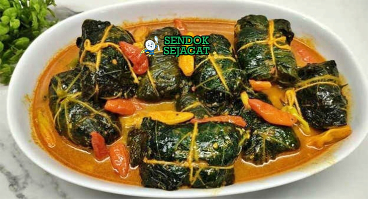 Buntil daun singkong bungkus isi kelapa parut teri kuah santan kuning cabe rawit nasi lalapan