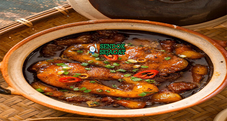 Cá Kho Tộ ikan lele potong kuah karamel hitam cabe jahe tộ tanah liat nasi canh chua calamansi
