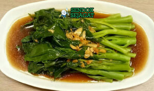 Cah Kailan Saus Tiram Gurih Renyah Khas Cina-Indonesia Cah Kailan Saus Tiram kailan hijau renyah tumis saus tiram bawang putih cabe rawit nasi putih