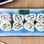 California Roll potong tebal inside-out nori luar beras avocado crab timun wijen wasabi ginger soy sauce