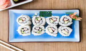 California Roll Juicy Renyah Khas Amerika California Roll potong tebal inside-out nori luar beras avocado crab timun wijen wasabi ginger soy sauce