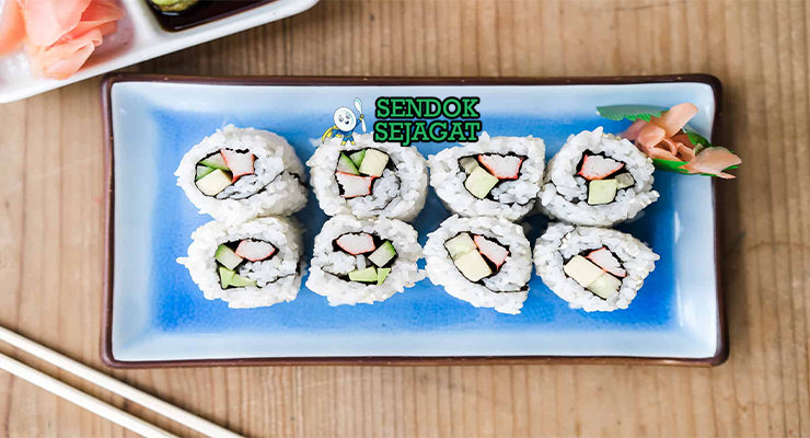 California Roll potong tebal inside-out nori luar beras avocado crab timun wijen wasabi ginger soy sauce