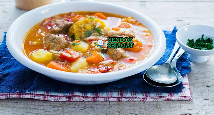 Carbonada Criolla sup kental daging sapi labu kuning quince jagung tomat roti crusty peterseli
