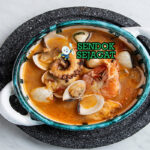 Cazuela de Mariscos kuah bening seafood udang kerang ikan congrio kentang jagung pebre salsa roti marraqueta