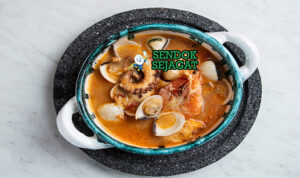 Cazuela de Mariscos Gurih Laut Khas Chile Cazuela de Mariscos kuah bening seafood udang kerang ikan congrio kentang jagung pebre salsa roti marraqueta