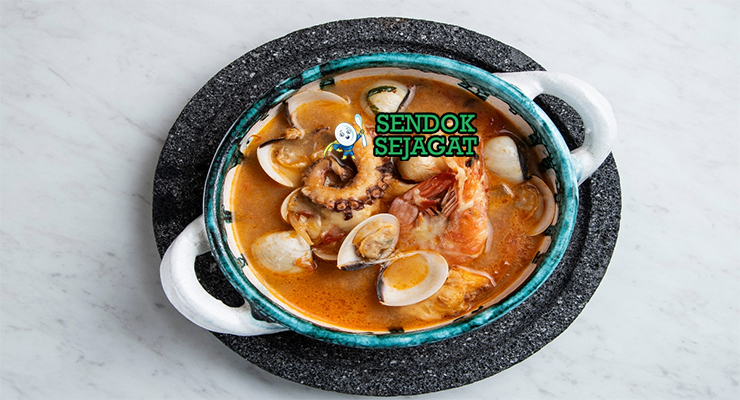 Cazuela de Mariscos kuah bening seafood udang kerang ikan congrio kentang jagung pebre salsa roti marraqueta