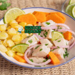 Ceviche de Corvina dadu ikan putih limau cabe chombo cilantro bawang merah aguacate jagung cancha di mangkuk dingin