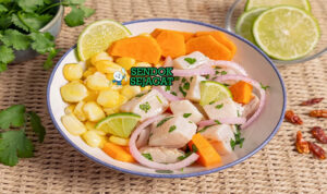 Ceviche de Corvina Segar Pedas Khas Panamá Ceviche de Corvina dadu ikan putih limau cabe chombo cilantro bawang merah aguacate jagung cancha di mangkuk dingin