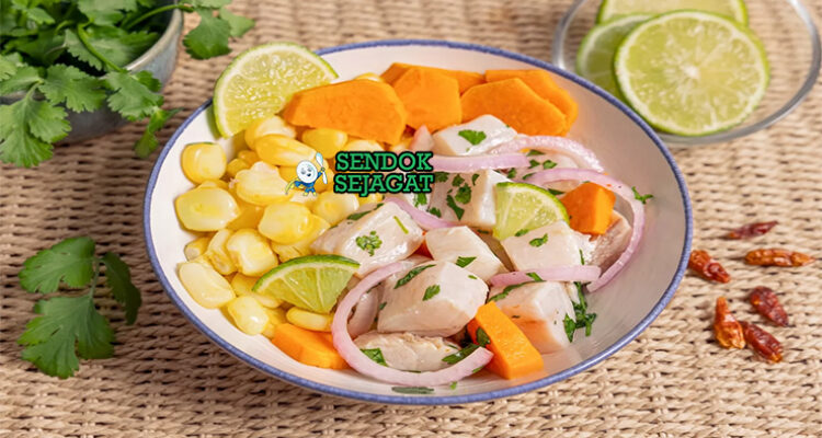 Ceviche de Corvina dadu ikan putih limau cabe chombo cilantro bawang merah aguacate jagung cancha di mangkuk dingin
