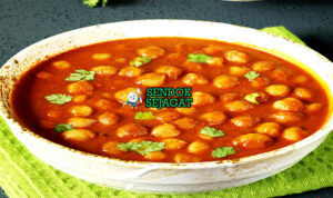 Chana Masala Pedas Gurih Khas India Chana Masala kari kacang garbanzo merah pekat tomat rempah garam masala naan roti ketumbar