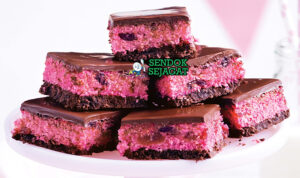 Cherry Ripe Slice Manis Legit Khas Australia Cherry Ripe Slice potong kotak dark chocolate mengkilap filling cherry coconut merah cerah base cokelat