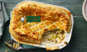 Chicken and Leek Pie Creamy Flaky Khas Australia Chicken and Leek Pie puff pastry golden flaky filling ayam leek cream mustard mashed potato peas