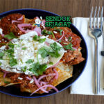 Chilaquiles tortilla goreng salsa verde hijau telur mata sapi avocado crema queso fresco limau cilantro