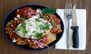 Chilaquiles Gurih Pedas Khas Meksiko Chilaquiles tortilla goreng salsa verde hijau telur mata sapi avocado crema queso fresco limau cilantro