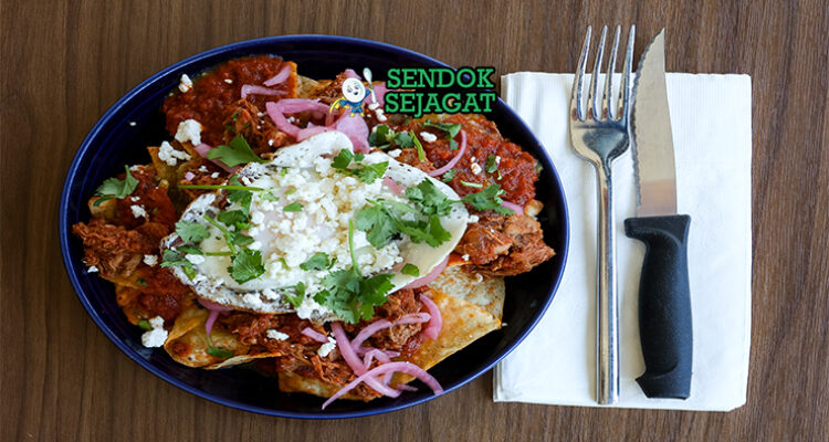 Chilaquiles tortilla goreng salsa verde hijau telur mata sapi avocado crema queso fresco limau cilantro