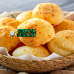 Chipa bulat kecil golden renyah keju yuca anís di keranjang anyaman dengan mate