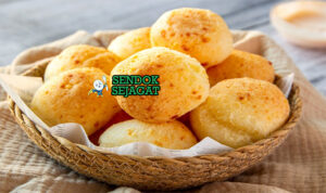 Chipa Renyah Gurih Khas Paraguay Chipa bulat kecil golden renyah keju yuca anís di keranjang anyaman dengan mate