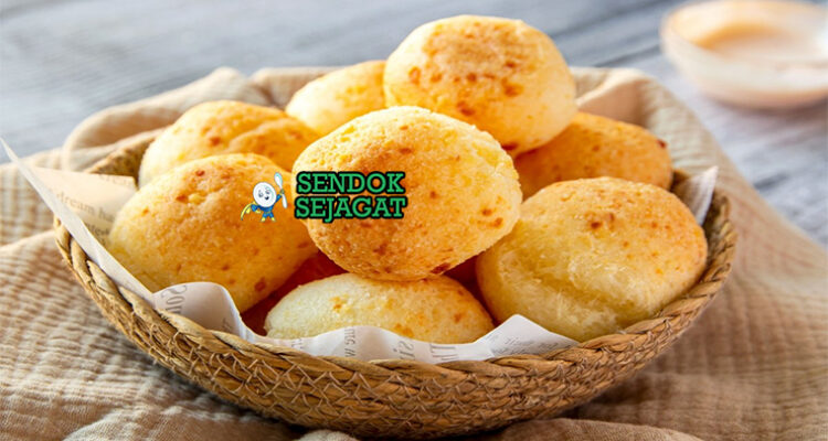Chipa bulat kecil golden renyah keju yuca anís di keranjang anyaman dengan mate
