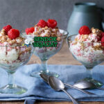 Cranachan gelas tinggi lapis oatmeal renyah whipped cream whisky raspberry segar honey drizzle cinnamon