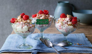 Cranachan Whisky Raspberry Khas Skotlandia Cranachan gelas tinggi lapis oatmeal renyah whipped cream whisky raspberry segar honey drizzle cinnamon