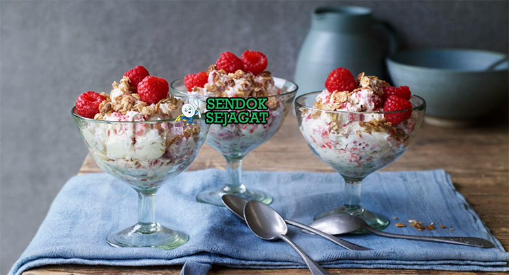 Cranachan gelas tinggi lapis oatmeal renyah whipped cream whisky raspberry segar honey drizzle cinnamon