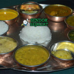 Dal Bhat nasi putih dal lentil kuning tarkari sayur achar tomat pedas papad yogurt piring Nepal