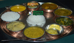 Dal Bhat nasi putih dal lentil kuning tarkari sayur achar tomat pedas papad yogurt piring Nepal