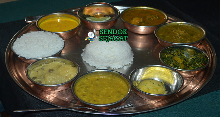 Dal Bhat nasi putih dal lentil kuning tarkari sayur achar tomat pedas papad yogurt piring Nepal