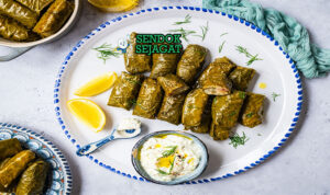 Dolmades Juicy Herbal Khas Yunani Dolmades gulung daun anggur isi nasi daging mint dill avgolemono lemon wedges peterseli