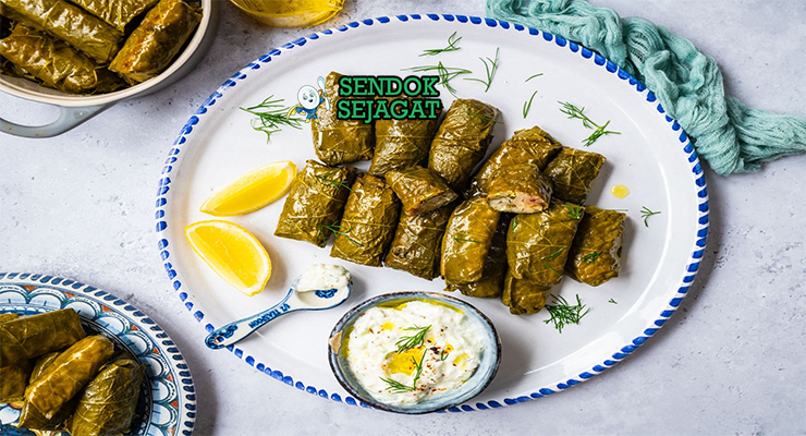 Dolmades gulung daun anggur isi nasi daging mint dill avgolemono lemon wedges peterseli