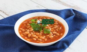 Fasolada Gurih Hangat Khas Yunani Fasolada sup kacang putih kuah tomat oregano olive oil feta olives roti crusty lemon wedges