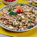 Feijão Tropeiro kacang pinto tumis bacon farinha cassava couve telur arroz torresmo piring