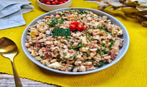 Feijão Tropeiro kacang pinto tumis bacon farinha cassava couve telur arroz torresmo piring