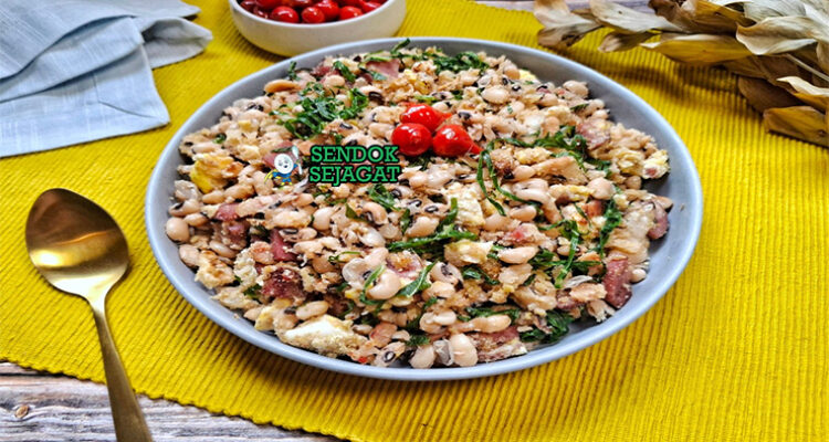 Feijão Tropeiro kacang pinto tumis bacon farinha cassava couve telur arroz torresmo piring