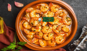 Gambas al Ajillo Mendidih Harum Khas Spanyol Gambas al Ajillo udang merah mengkilap minyak zaitun bawang putih iris cabe guindilla peterseli di cazuela tanah liat