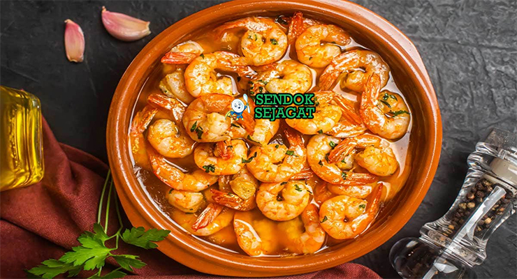 Gambas al Ajillo udang merah mengkilap minyak zaitun bawang putih iris cabe guindilla peterseli di cazuela tanah liat