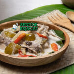 Garang Asem bungkus daun pisang terbuka ayam empuk kuah bening belimbing wuluh cabe rawit tomat hijau