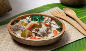 Garang Asem Asam Segar Khas Jawa Tengah Garang Asem bungkus daun pisang terbuka ayam empuk kuah bening belimbing wuluh cabe rawit tomat hijau