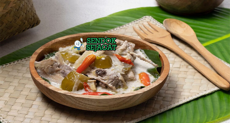 Garang Asem bungkus daun pisang terbuka ayam empuk kuah bening belimbing wuluh cabe rawit tomat hijau